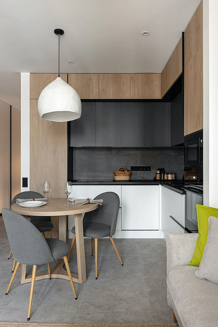 Затишна їдальня з круглим обіднім столом та м'якими стільцями, фото