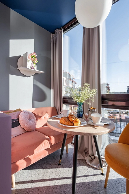 Сучасна вітальня з круглим столом та дизайнерськими стільцями, стильний інтер'єр