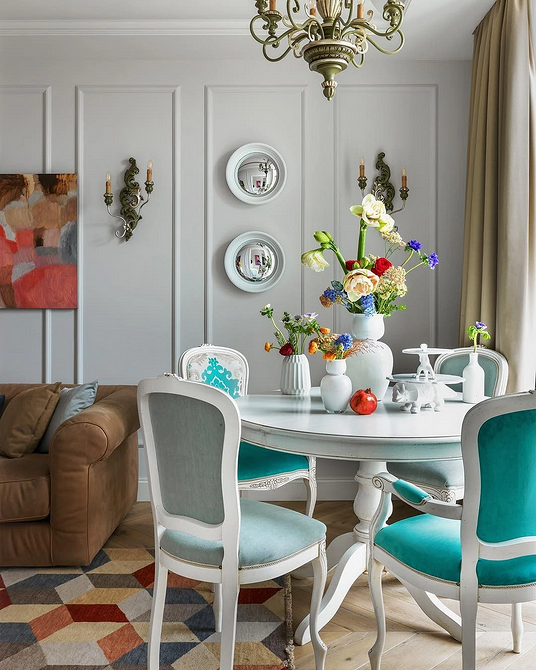 Маленький круглий обідній стіл для невеликої кухні: економія простору та зручність.