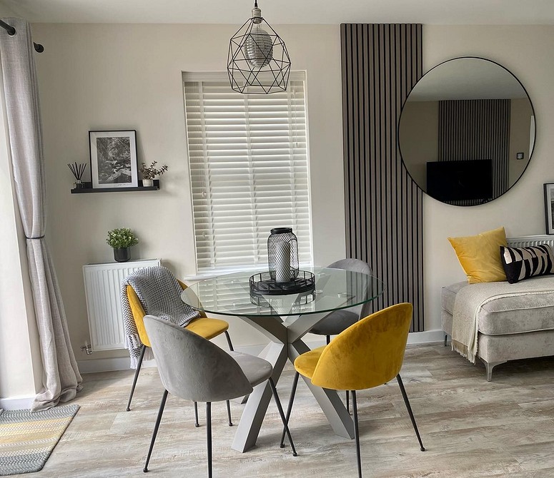 Елегантний круглий стіл з дерева в інтер'єрі кухні, створює відчуття тепла та комфорту.