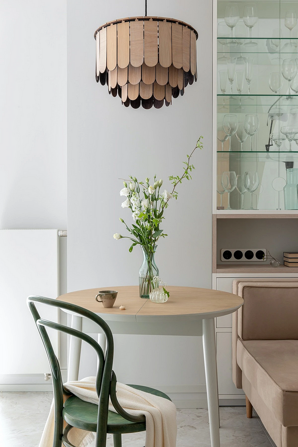 Круглий обідній стіл з дерева в інтер'єрі: вибір матеріалу для дому.