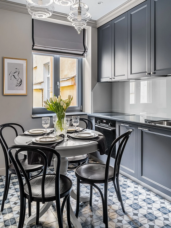 Сучасний дизайн кухні з круглим столом для обідньої зони та відпочинку.