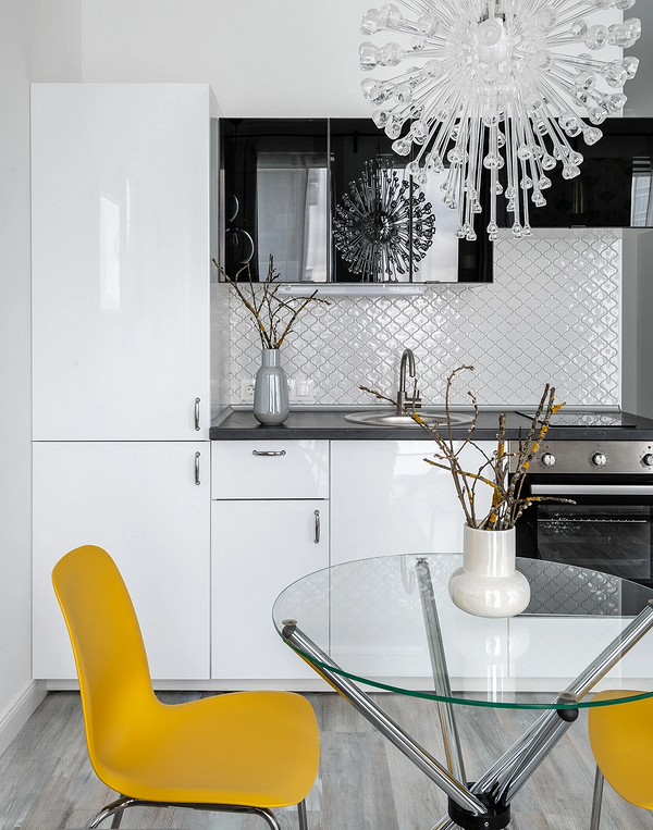 Затишний круглий стіл у світлій кухні, ідеальний для сімейних обідів та дизайну інтер'єру.