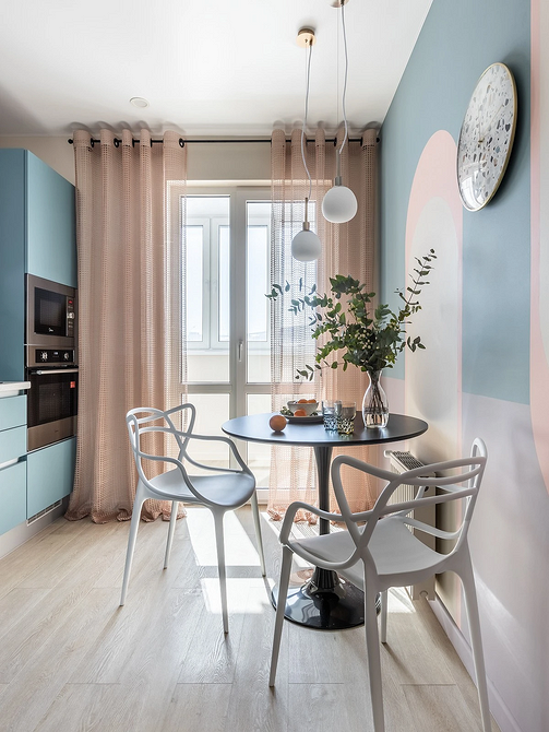 Компактний круглий стіл для маленької кухні, оптимальне рішення для обмеженого простору.