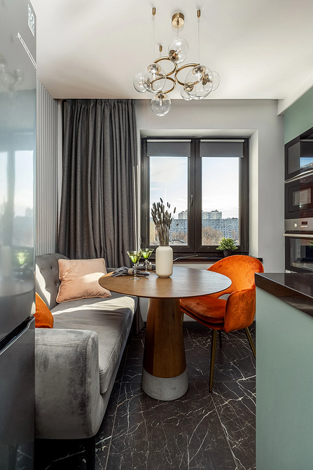 Елегантний круглий обідній стіл зі скляною стільницею: вибір для сучасної кухні.