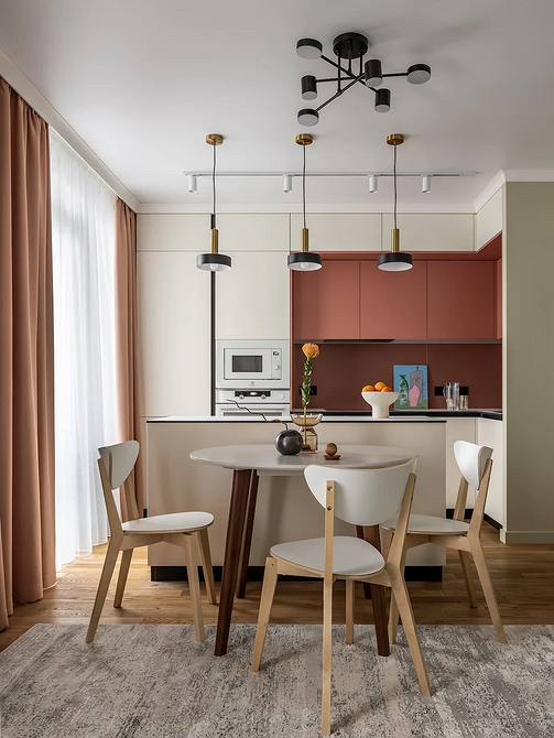 Елегантний круглий стіл в інтер'єрі кухні, підібраний зі смаком для комфортних обідів.