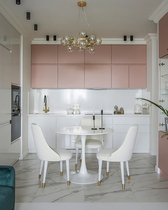 Варіант оформлення їдальні з елегантним круглим обіднім столом та декором