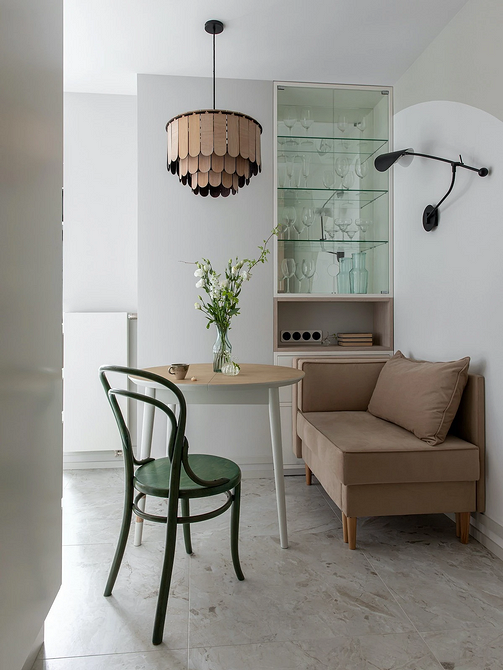 Світлий круглий обідній стіл в інтер'єрі: поради щодо вибору кольору та стилю.