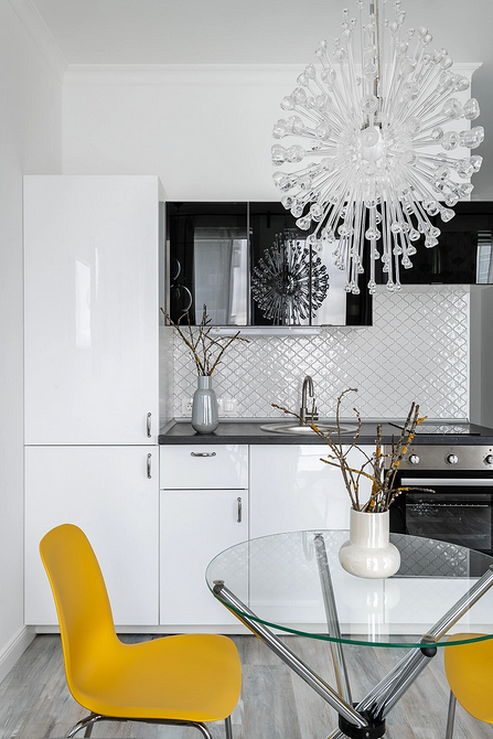 Інтер'єр кухні з круглим столом, що підкреслює затишок та гостинність обідньої зони.