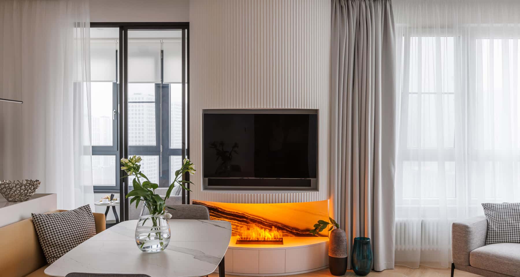 Інтер'єр квартири після ремонту з акцентом на оздоблення стін натуральним деревом