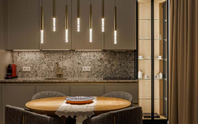 Елегантна спальня в стилі сучасної класики, київська квартира після ремонту