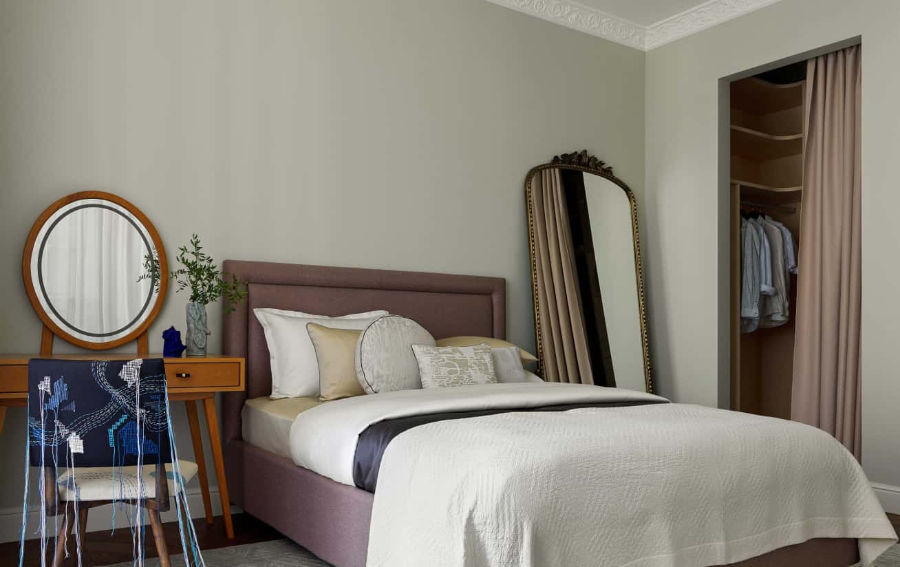 Вітальня з великим диваном, журнальним столиком та елегантними світильниками.