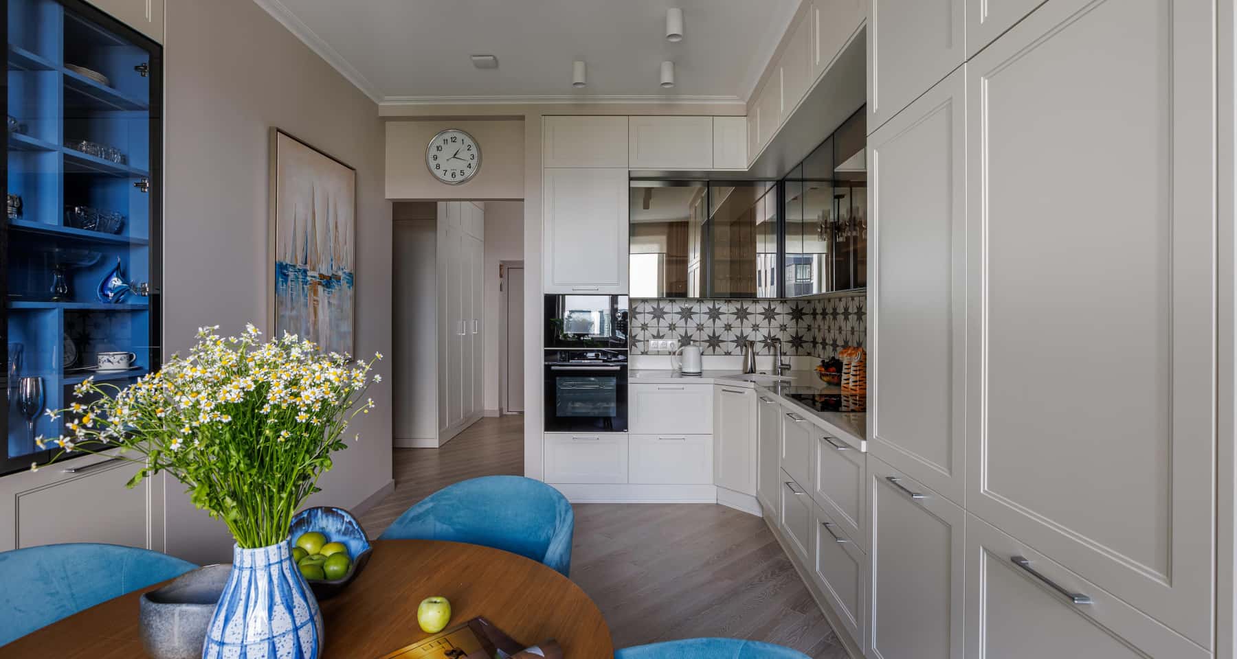 Фото ремонту квартири у неокласичному стилі з елементами скандинавського