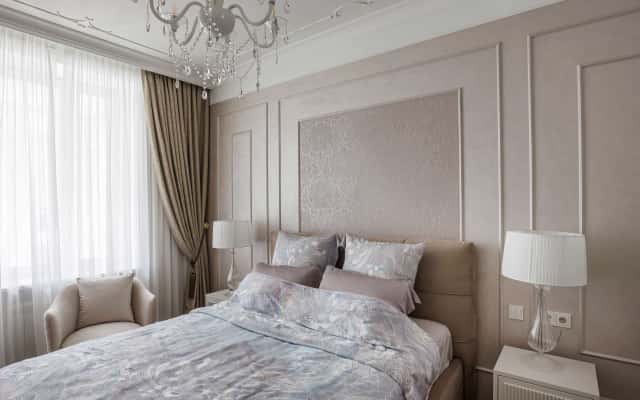 Деталі інтер'єру квартири в сучасному класичному стилі, елементи декору