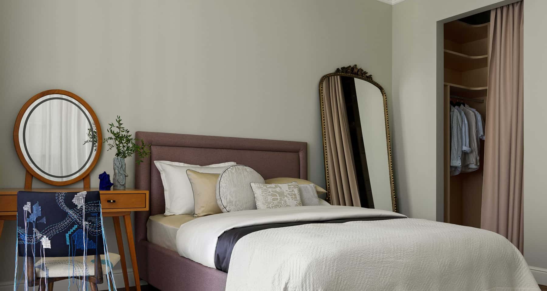 Кухня з білими фасадами та дерев'яною стільницею в стилі сучасної класики.