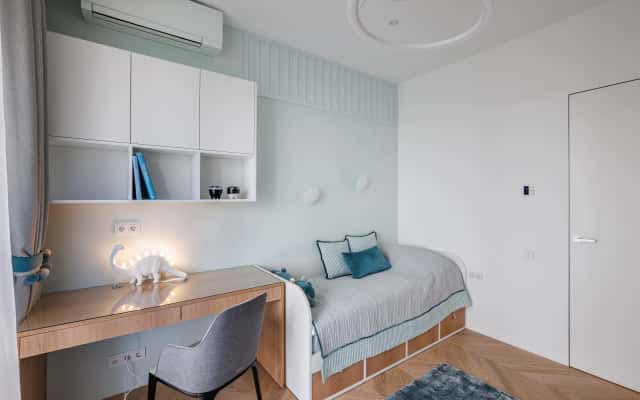 Сучасний ремонт квартири під ключ: світла вітальня з мінімалістичним дизайном та дерев'яними акцентами