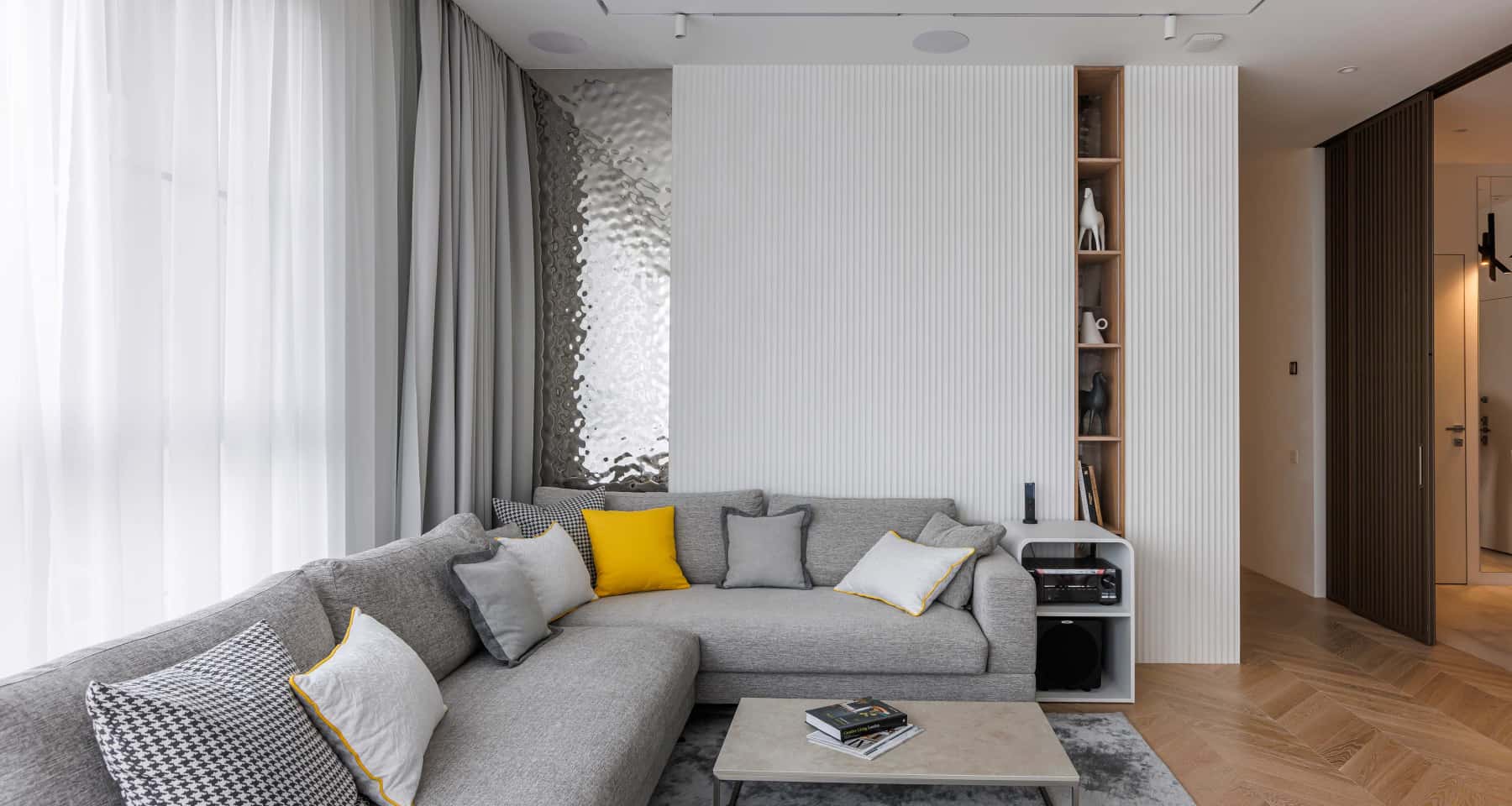 Сучасний дизайн інтер'єру квартири після ремонту з фрезерованими панелями на стінах