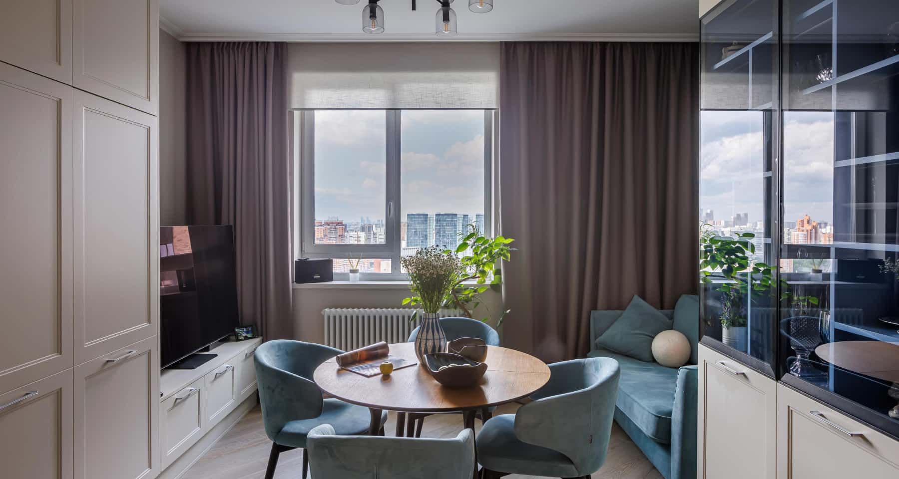 Квартира після ремонту: фото кухні з неокласичними фасадами та сучасною технікою