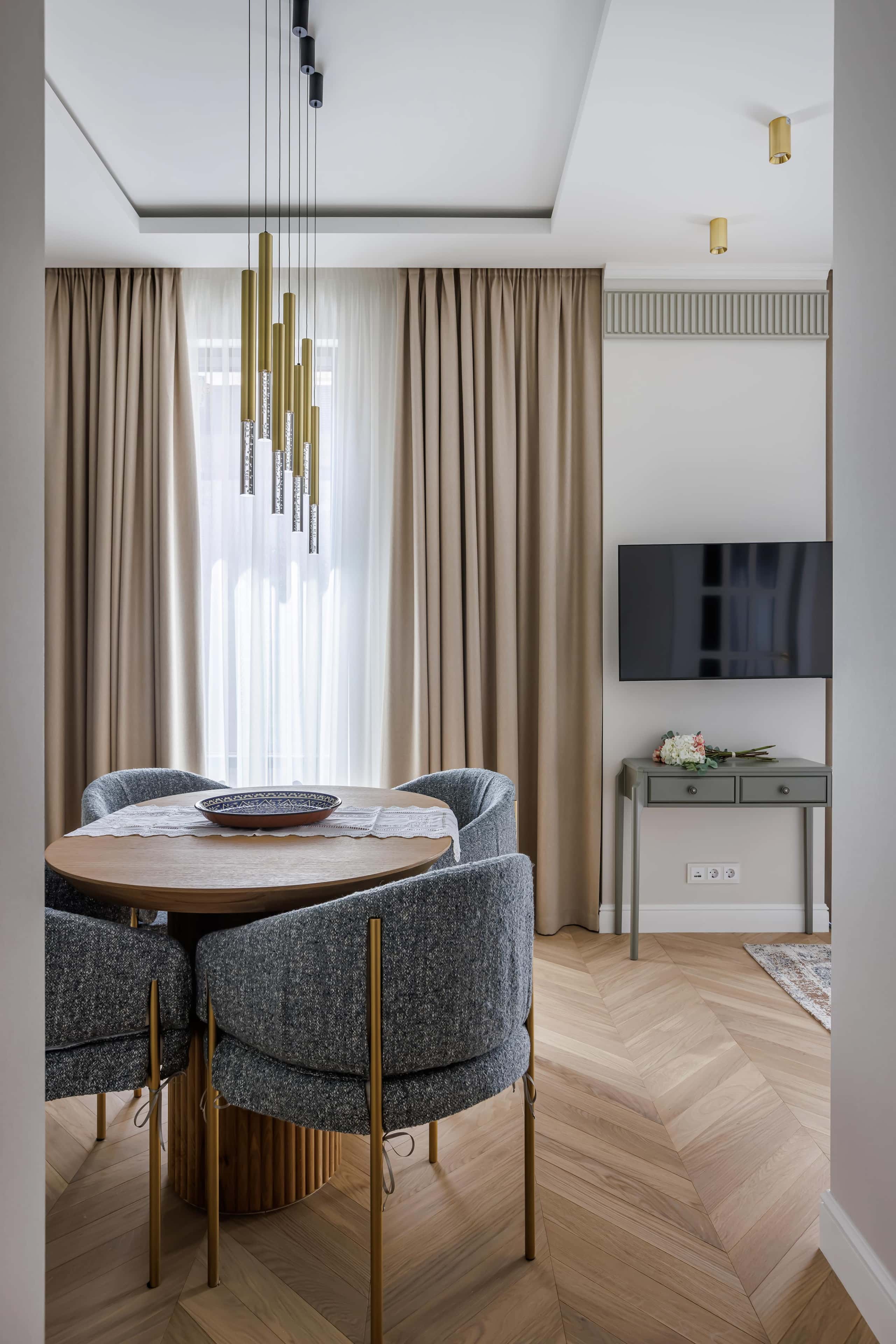 Деталі інтер'єру квартири: дзеркало в рамі та декоративні елементи в стилі класики