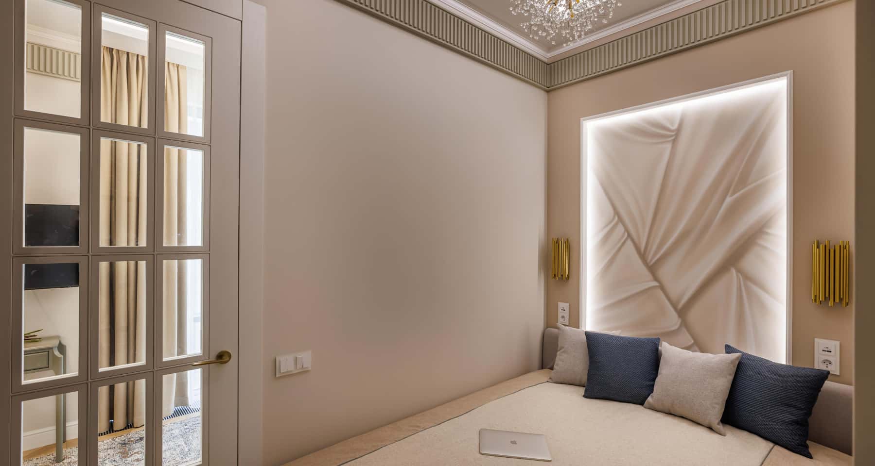 Освітлення в інтер'єрі квартири в стилі сучасної класики, люстра та бра