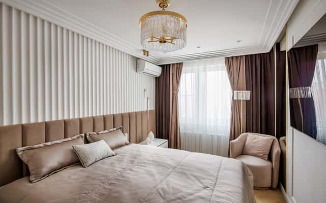 Ремонт квартир фото відео: простора кухня в неокласичному стилі