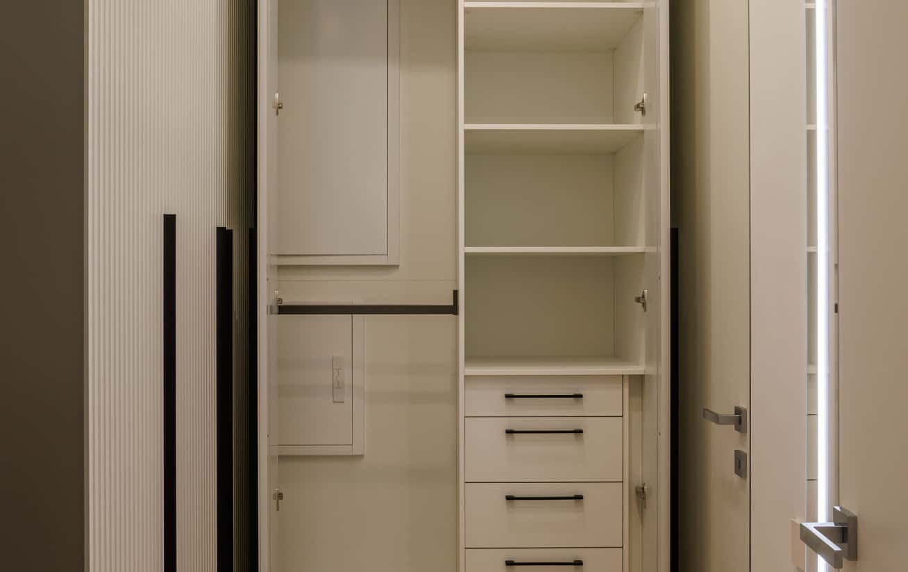 Фото ремонту квартири: спальня в сучасному стилі з м'якими тонами та комфортним ліжком.