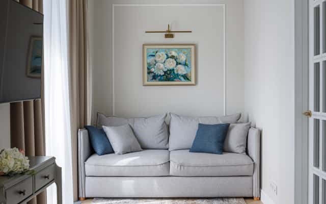 Інтер'єр київської квартири в стилі сучасної класики з елегантними меблями