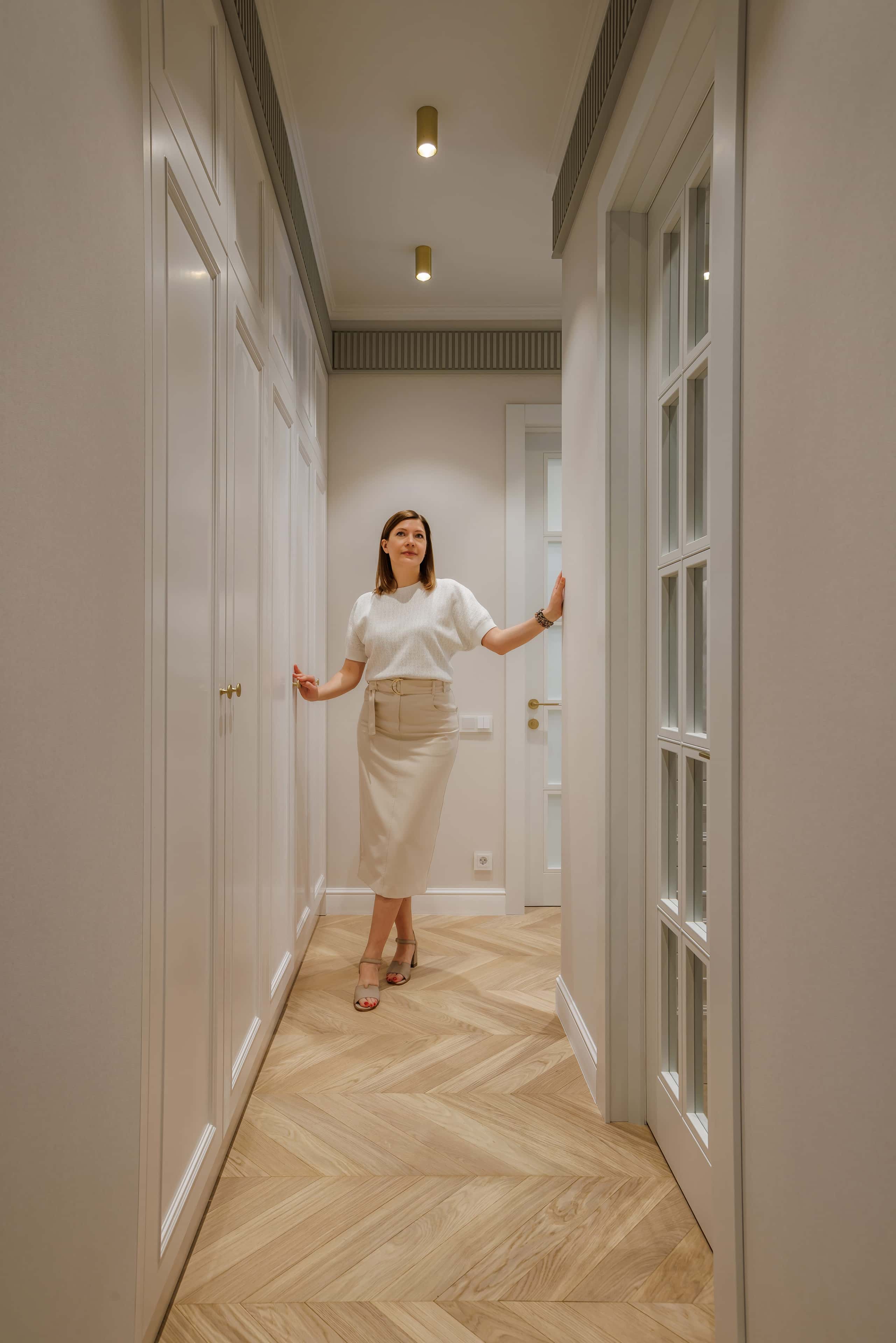 Сучасний дизайн кухні-вітальні в неокласичному стилі київської квартири.