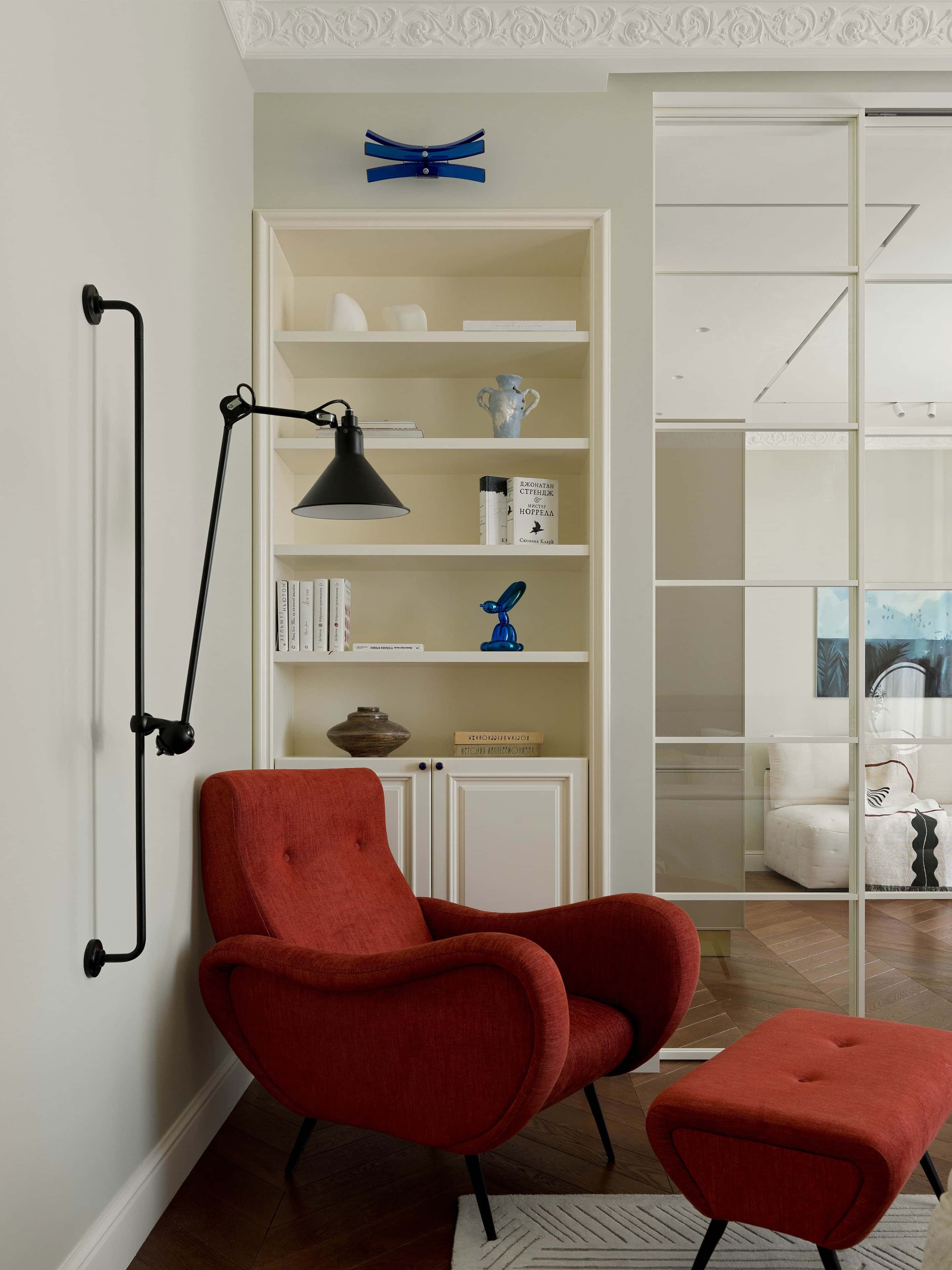 Сучасний дизайн коридору в квартирі з дзеркалом та декоративними елементами.