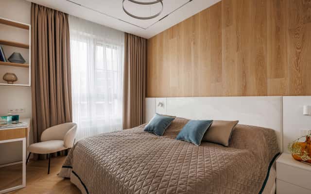 Фото квартири після ремонту: простора кухня-вітальня в світлих тонах з сучасними меблями