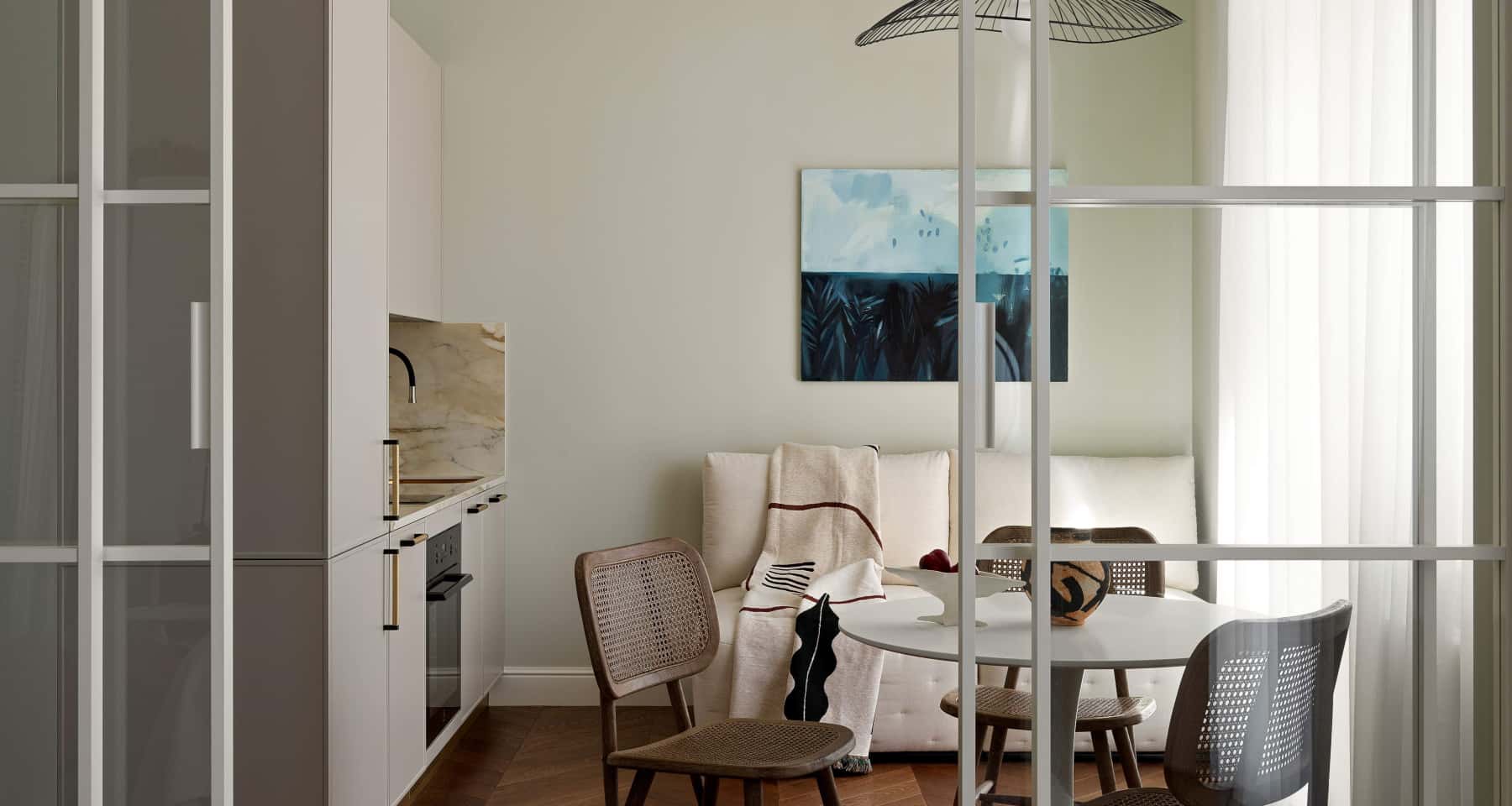 Дизайн спальні з великим ліжком та декоративними подушками в київській квартирі.