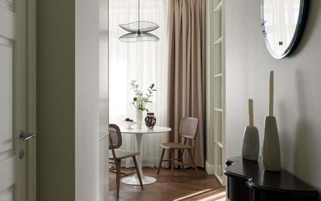 Елегантна спальня в стилі сучасної класики з м'яким освітленням та декором.