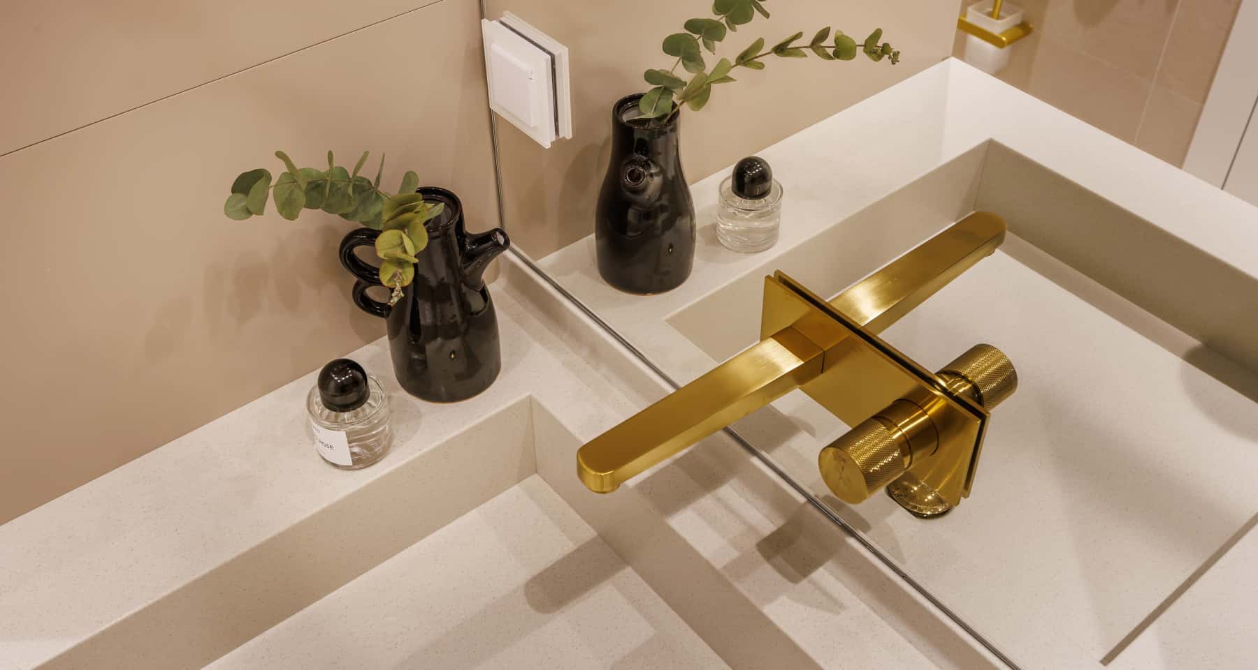 Сучасний дизайн передпокою в київській квартирі з елементами неокласики