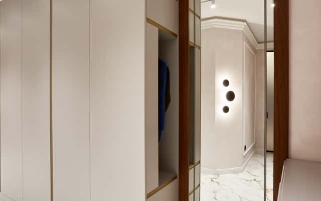 Ремонт квартири: затишна спальня з великим ліжком та приліжковими тумбочками