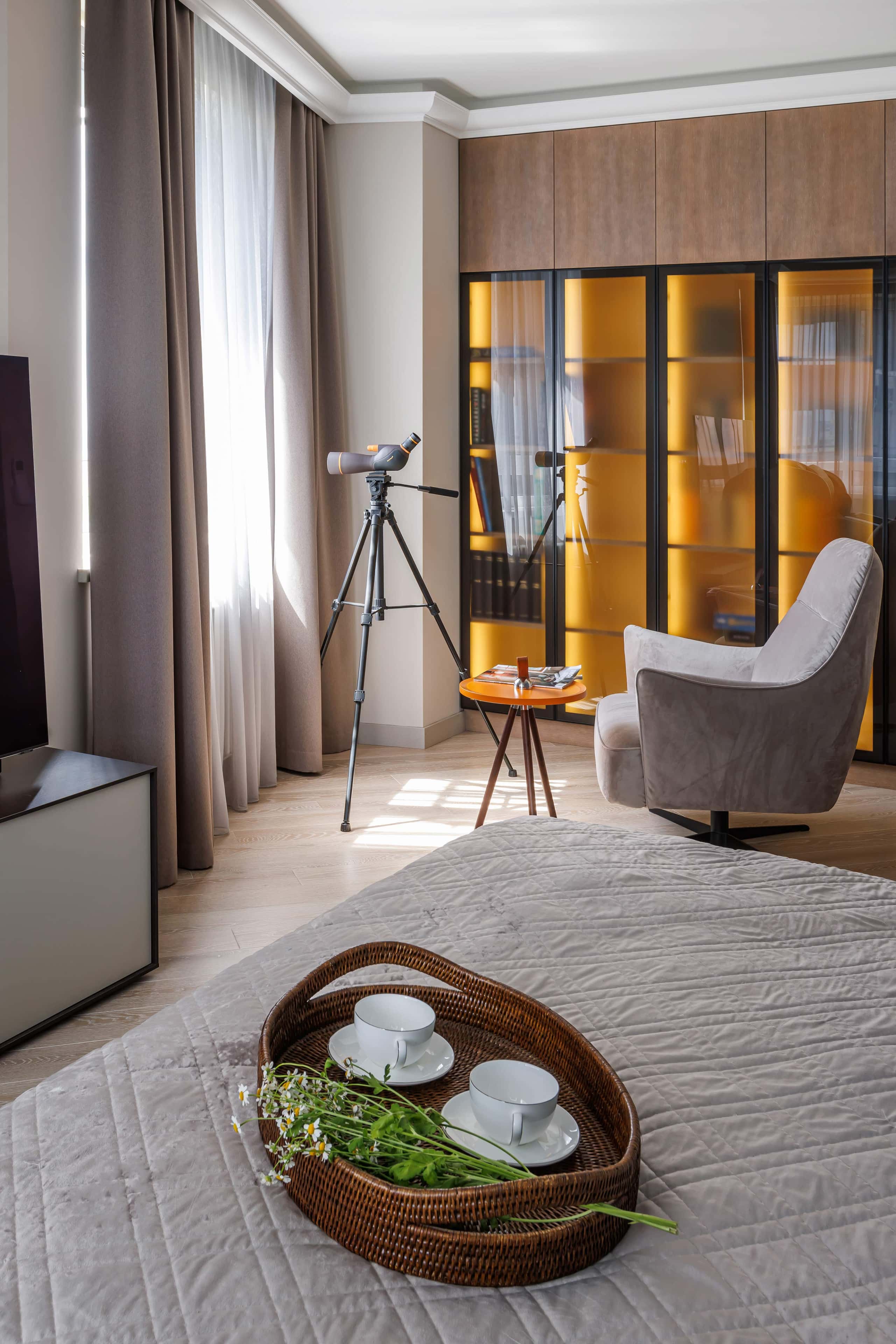 Дизайн квартири: поєднання неокласичного стилю та сучасних акцентів у спальні