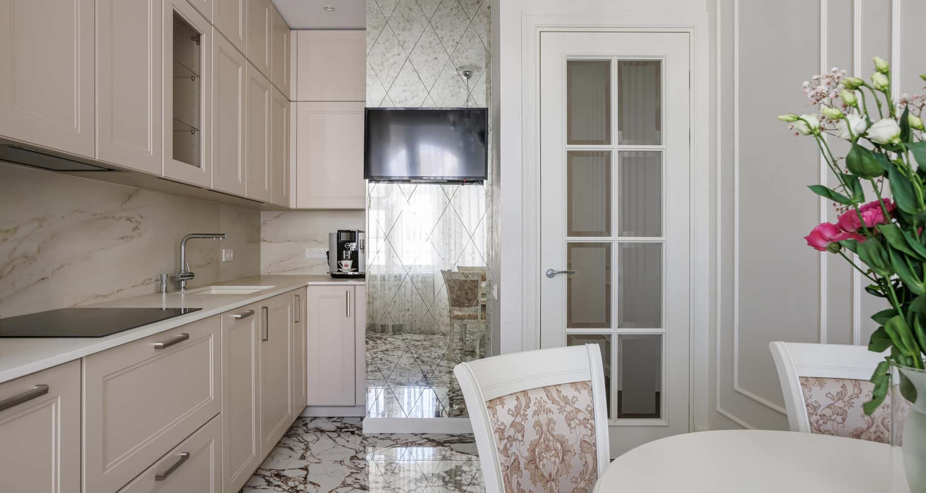 Стильний інтер'єр спальні в стилі сучасної класики після ремонту квартири