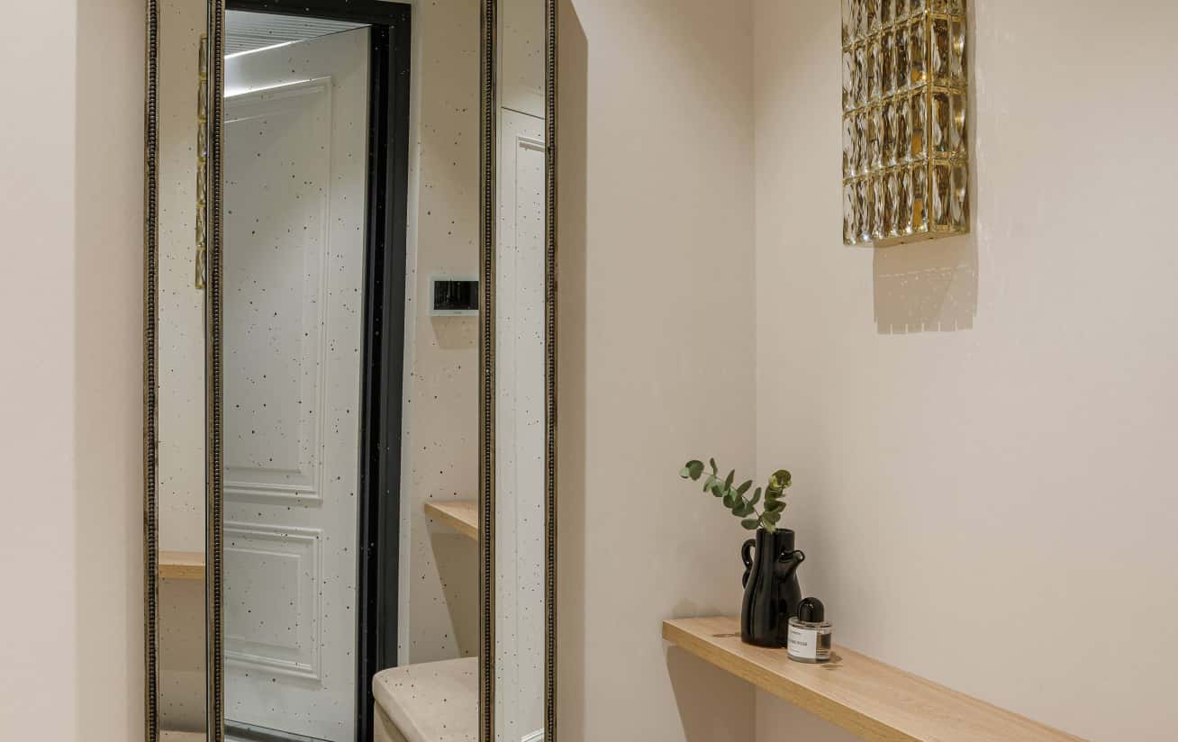 Сучасний дизайн квартири з елементами класики, стильний диван та декор