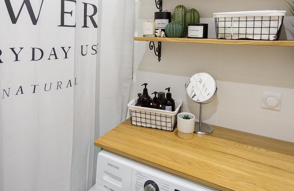 Детальний вигляд дерев'яної стільниці, обробленої маслом для кухні.