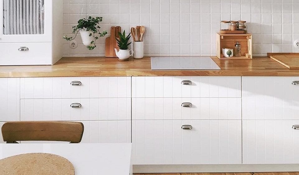 Дерев'яна стільниця з лаковим покриттям в інтер'єрі сучасної кухні.