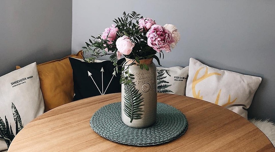 Крупний план: дерев'яна стільниця, покрита захисним маслом для довговічності.