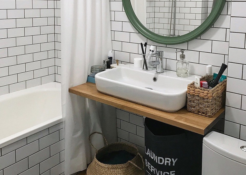 Дерев'яна стільниця, покрита лаком, демонструє гладку та блискучу поверхню.