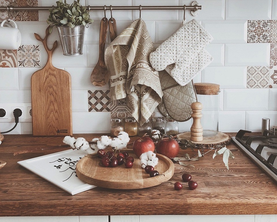 Сучасна дерев'яна стільниця на кухні, покрита лаком для довговічності.