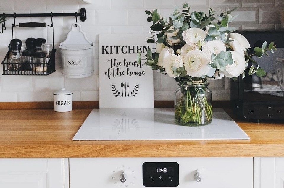 Дерев'яна стільниця на кухні, покрита маслом для захисту від вологи.