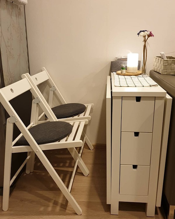 Компактні меблі-трансформери для економії простору: полички, що перетворюються на стіл.