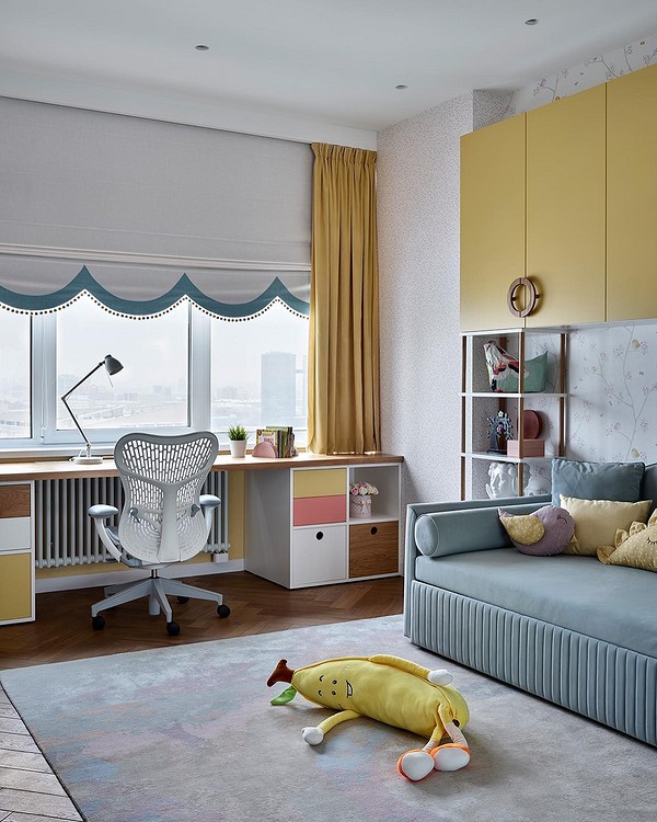 Багатофункціональний стіл-трансформер для маленької квартири: робоче місце та обідній стіл в одному.