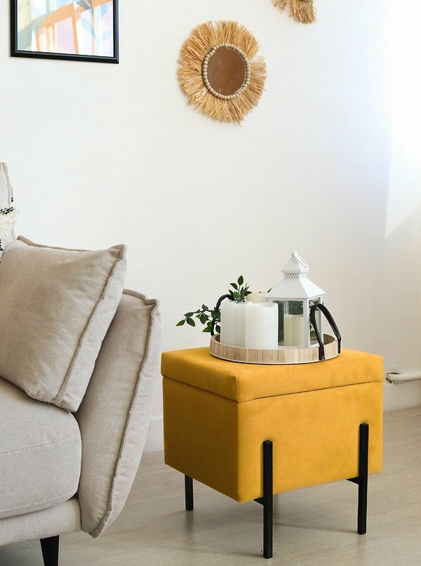 Сучасні меблі-трансформери для маленьких квартир: зручне ліжко, що складається в шафу.