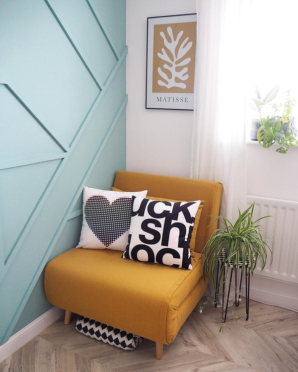 Дизайн інтер'єру з меблями-трансформерами: стіл, вбудований у стіну, для економії місця.