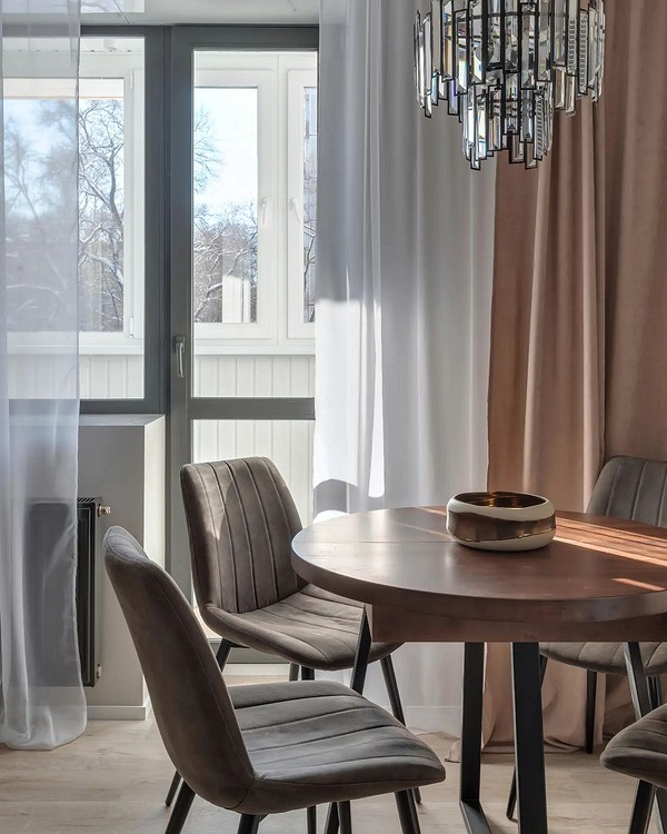 Меблі-трансформери для маленьких квартир: компактне робоче місце, що складається в шафу.