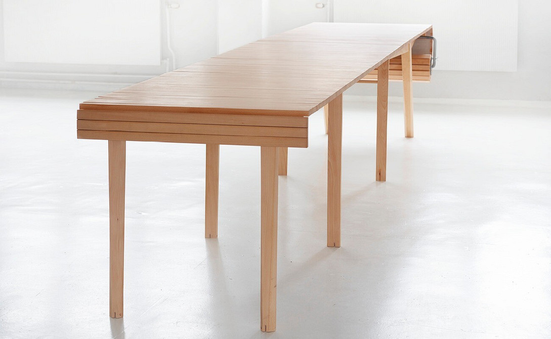 Компактне ліжко-трансформер, заховане в шафу, для максимального використання простору