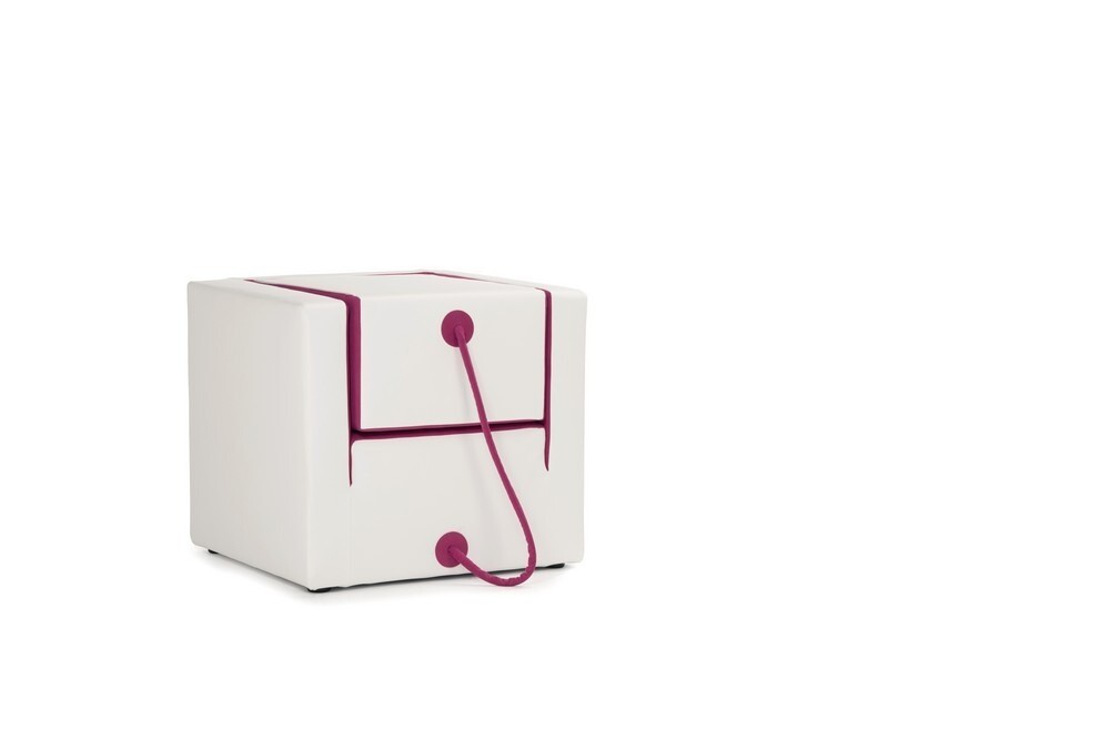 Практична шафа-трансформер з вбудованим столом для роботи та навчання